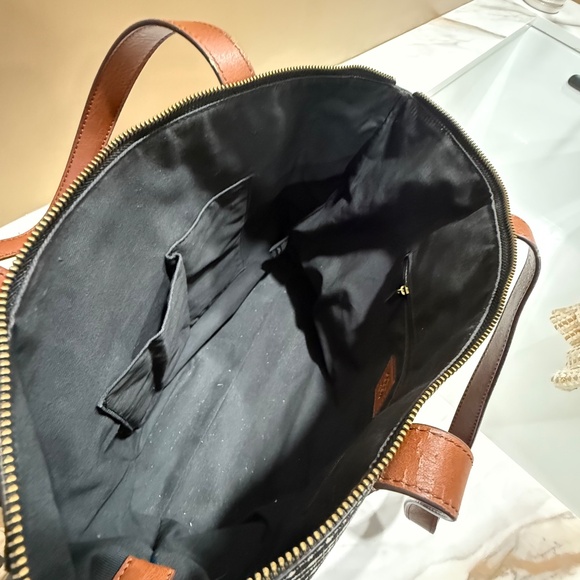 Fossil Large Tote bag, black and white design, 2 open pockets, zip top, - Picture 6 of 8